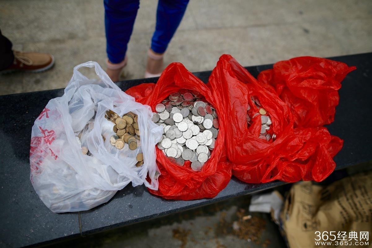 女子存百斤零钱遭拒