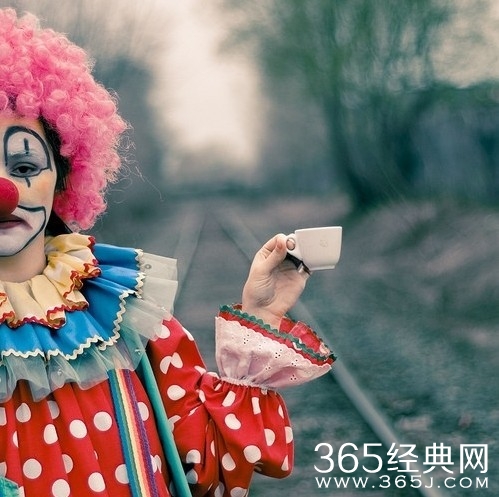 我们自欺欺人的做着自己，从不为不重要的