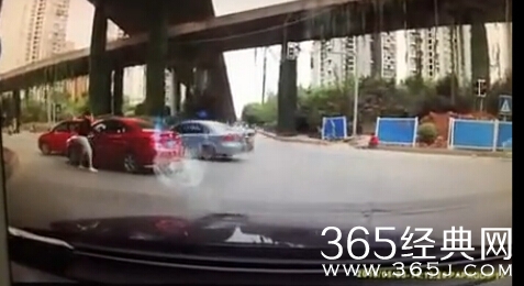 成都逼停女司机暴打视频在线观看 成都女司机被殴打视频完整观看