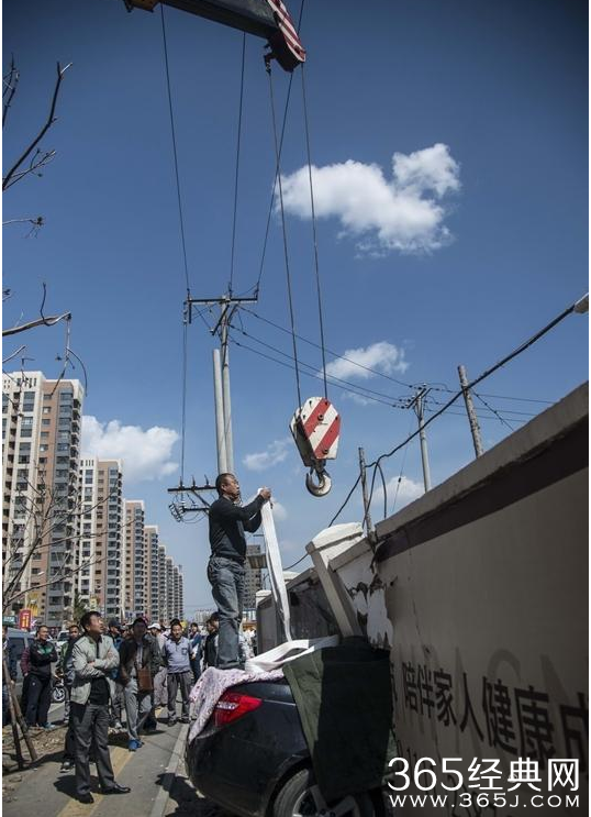 女司机开车撞墙