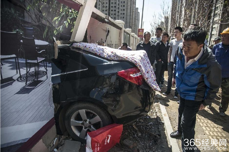 女司机开车撞墙