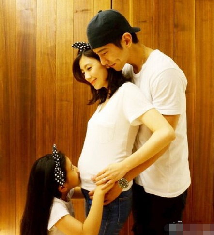 40岁贾静雯再孕晒大肚照 与小9岁男友修成正果