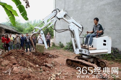 农民自制挖掘机