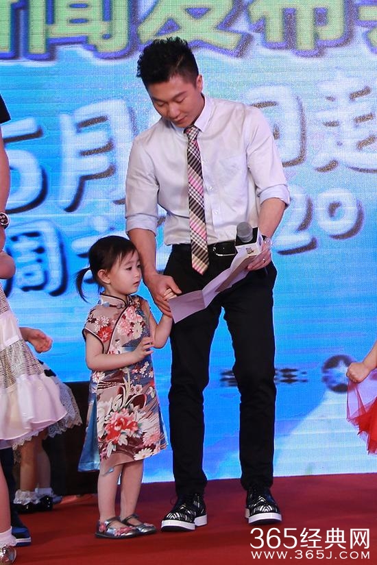 《爸爸回来了2》六位萌娃清凉来袭 初夏时装秀开场