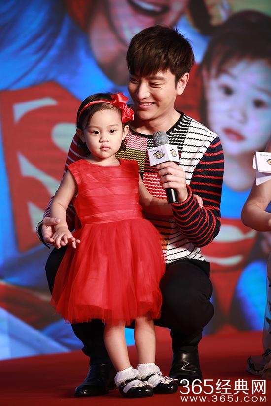 《爸爸回来了2》六位萌娃清凉来袭 初夏时装秀开场