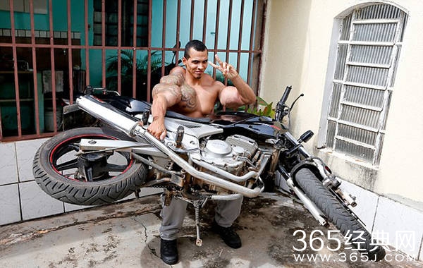 健美运动员为身材变身“绿巨人”