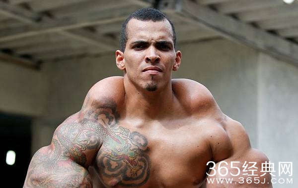 健美运动员为身材变身“绿巨人”