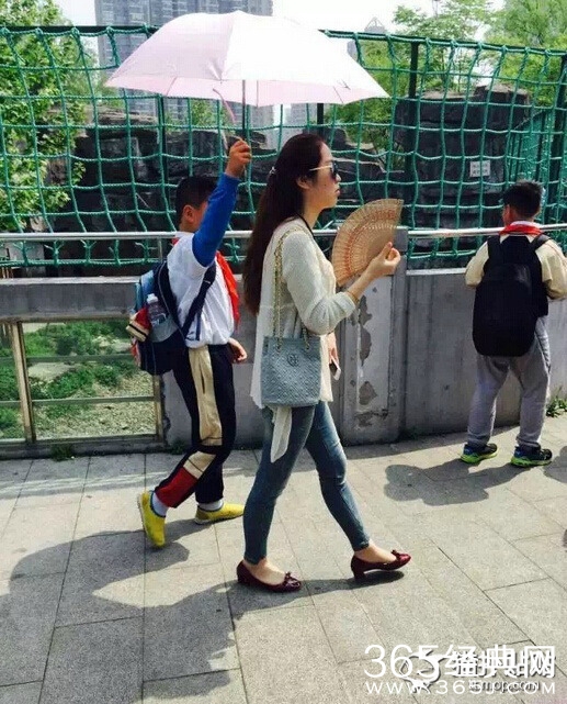 学生撑伞事件女教师哭诉经过_我错了 请不要攻击孩子_365经典网