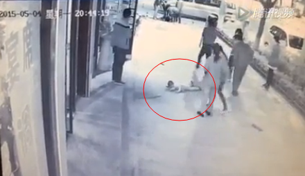 扫地小男孩伤势怎么样严重吗 扫地小男孩伤势照片视频被打原因