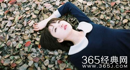 爱情是繁华落尽的坚守，是不离不弃的笃定。