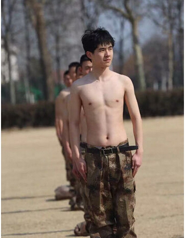 《真正男子汉》杜海涛脱光淋冰水裸身露肥肉