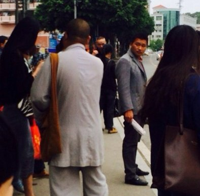 福州穿僧衣男子借送卡片名义袭胸多名女子