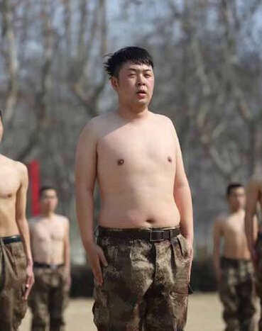 《真正男子汉》杜海涛脱光淋冰水裸身露肥肉