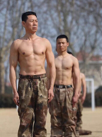 《真正男子汉》杜海涛脱光淋冰水裸身露肥肉