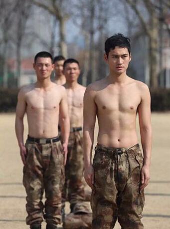 《真正男子汉》杜海涛脱光淋冰水裸身露肥肉