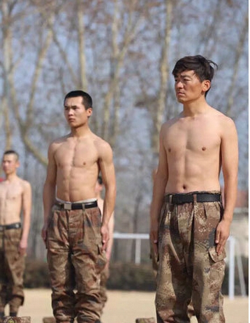 《真正男子汉》杜海涛脱光淋冰水裸身露肥肉