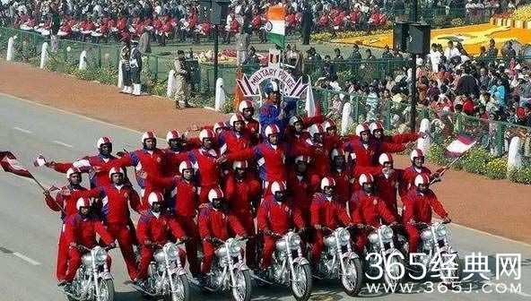 来感受下印度的阅兵是怎样的，哈哈哈哈，这样开挂真的好吗？