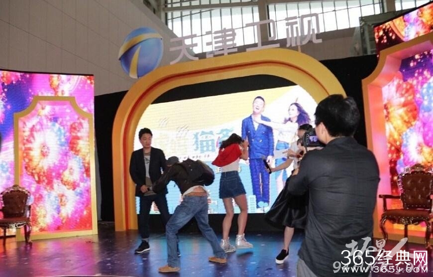 赵薇《虎妈猫爸》女演员蓝盈莹男子疑因入戏太深 蓝盈莹遭扔鸡蛋现场图片