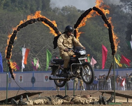 来感受下印度的阅兵是怎样的，哈哈哈哈，这样开挂真的好吗？