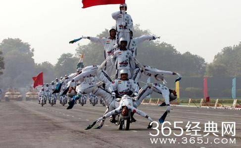 来感受下印度的阅兵是怎样的，哈哈哈哈，这样开挂真的好吗？