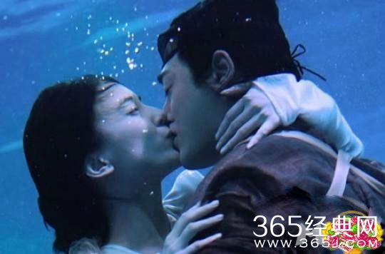 盘点全裸献身鸳鸯浴的十对大明星