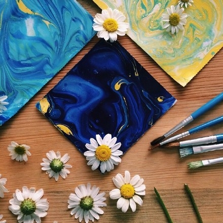 用微笑去面对生活，用真情去书写人生