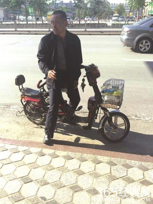 男子公交站旁对女子露下体照片视频观看