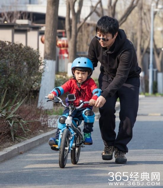 郑钧带儿子学车