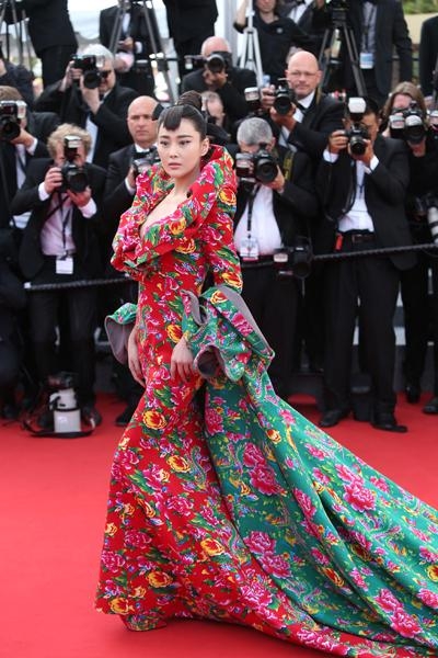 戛纳开幕红毯众女星PK 张馨予抢范冰冰风头