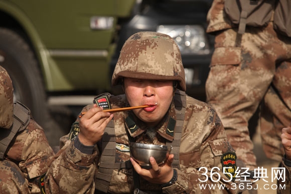 《真正男子汉》王宝强防化训练险窒息 杜海涛吃相夸张