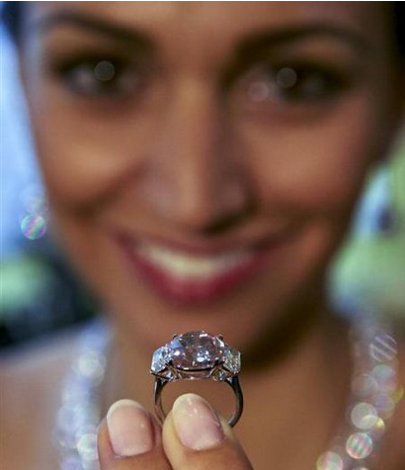 精美钻戒拍1亿天价 原为拿破仑所有的绝世粉钻