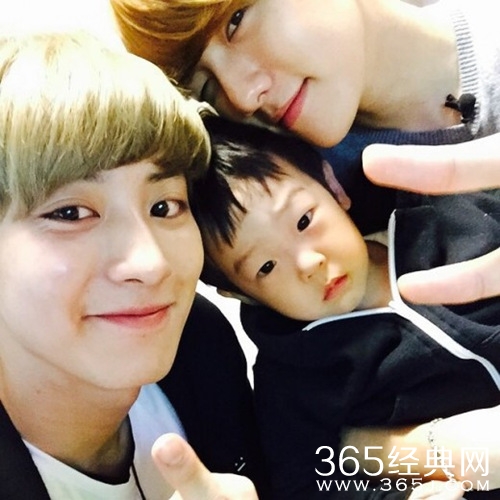 EXO公开伯贤书俊合照 帅气奶爸风采依旧