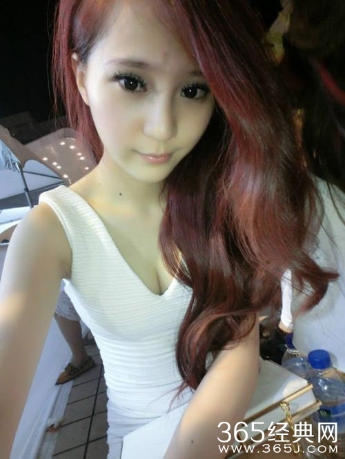 游戏女主播洗澡被全程直播 大量正面照曝光