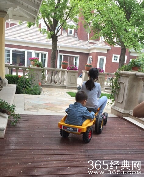 田亮晒儿女亲密玩耍照