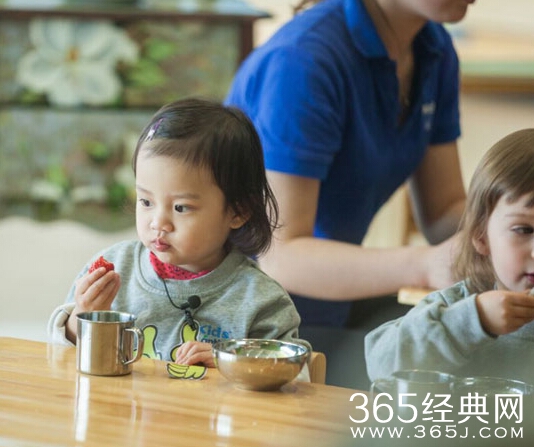 《爸爸回来了2》甜馨在幼儿园独立吃饭 手抓米饭吃相豪迈