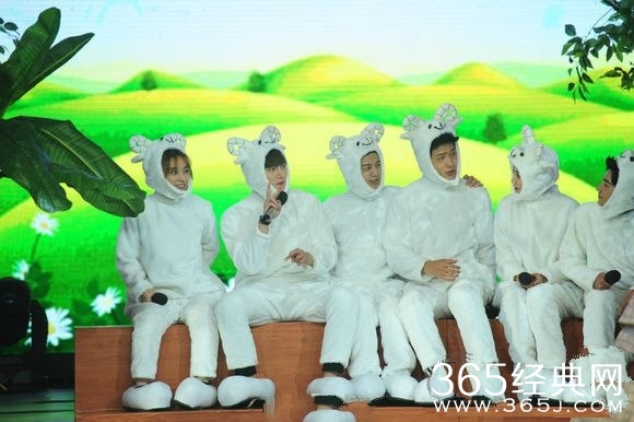 《快乐大本营》枕头大战结束歌曲《hot》歌词及在线试听