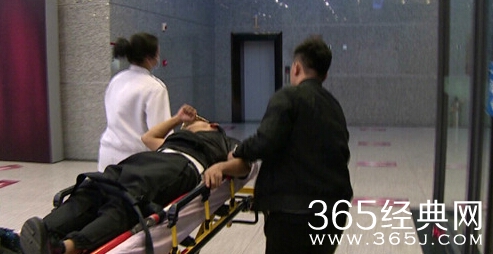 宋小宝最新病情情况被抬进救护车视频