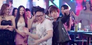 屌丝男士第四季第一集11分35秒跳舞时的歌曲是什么