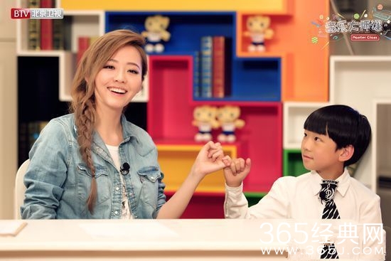 《音乐大师课》张靓颖首曝身世 耐心教唱显亲民