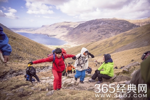 花儿与少年2》井柏然登山神助力 甘当许晴 人肉靠椅