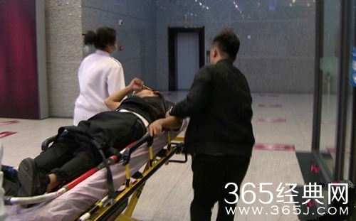 宋小宝录节目出状况 被担架抬进救护车