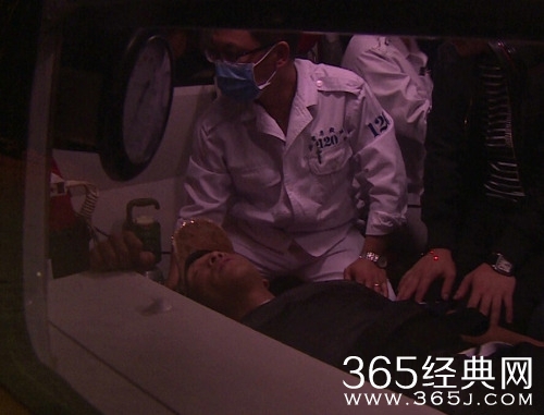 宋小宝录节目出状况 被担架抬进救护车