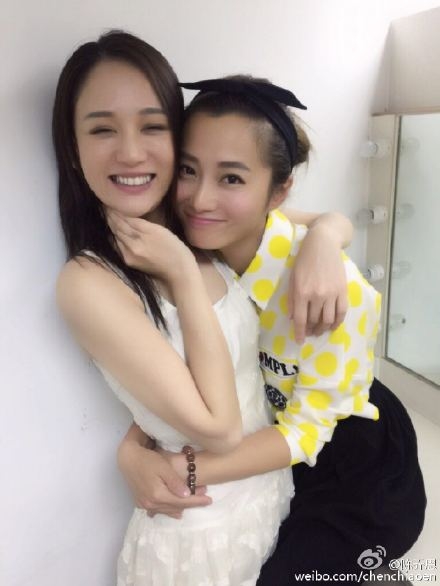 陈乔恩与同性好友嘴对嘴亲吻