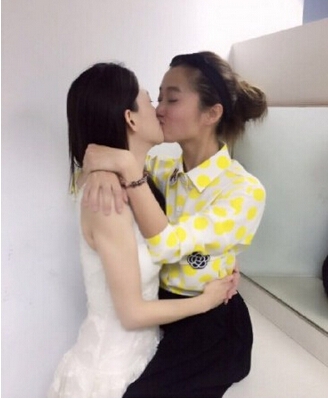 陈乔恩与同性好友亲吻 网友：有本事冲我来