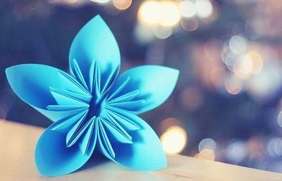 飞花无语轻似梦，爱落红尘尽随风