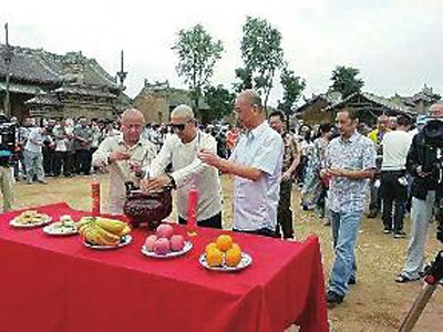 张嘉译（中）在开机仪式上