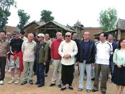 张嘉译（前排右三）和何冰（前排右二）出席开机仪式本组图片由华商摄友Raymond供图