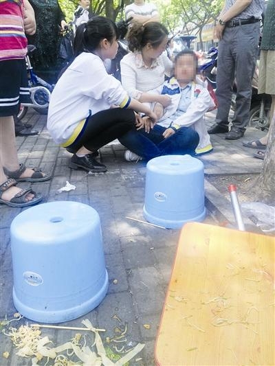 初中女生换凉皮被拒 撞树女生个人资料照片家庭背景