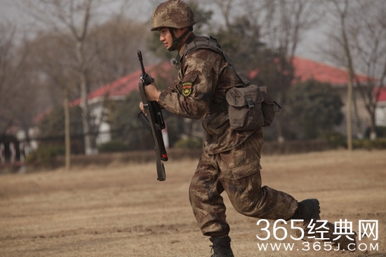 《男子汉》今晚公开实兵对抗 众星告别老连队泪如雨下