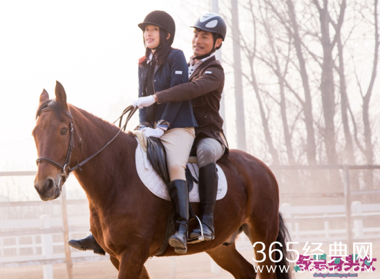 耿乐张俪骑马开怀大笑